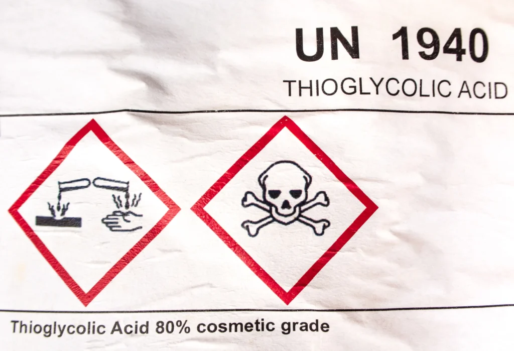 WHMIS 2025 label for thioglycolic acid showing hazard pictograms and chemical identification.